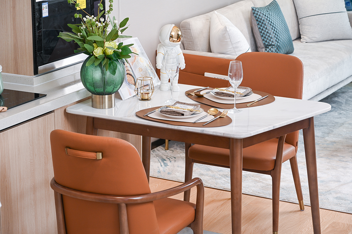 餐桌是大理石质感的，结合绿灰色的皮质餐椅，两侧造型以镜面背景+玻璃隔板-家居美图_装一网装修效果图